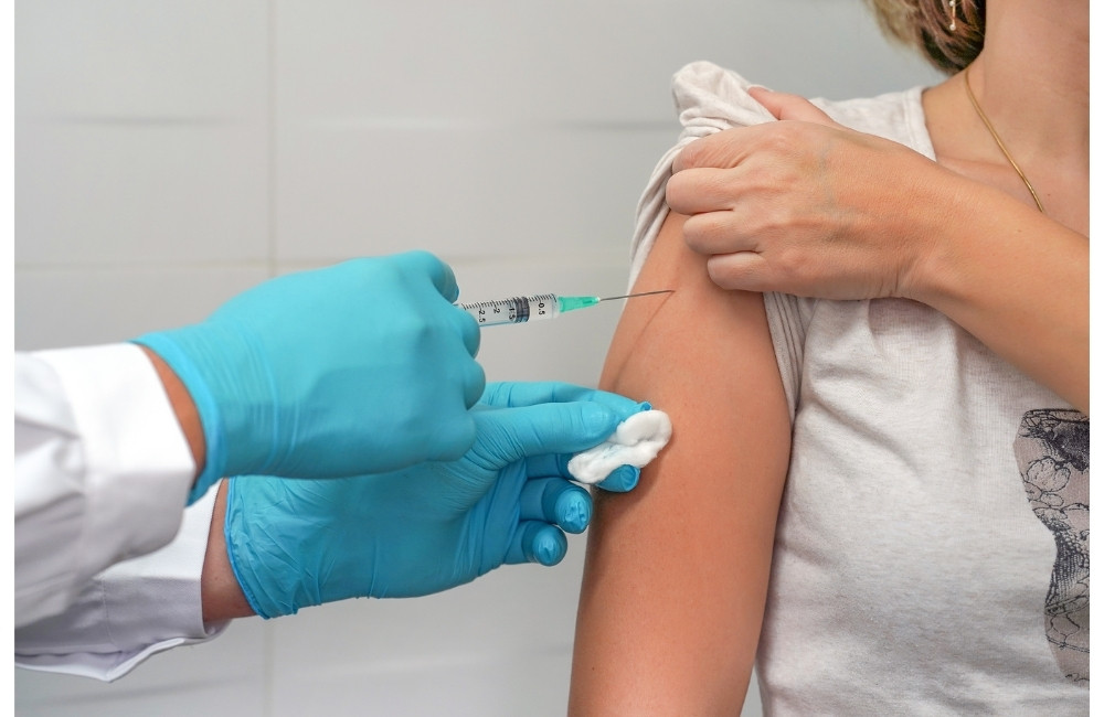 Tiêm vaccine cúm là biện pháp phòng ngừa hiệu quả nhất, giúp giảm nguy cơ mắc cúm và giảm mức độ nghiêm trọng của các triệu chứng nếu bạn bị nhiễm bệnh. 