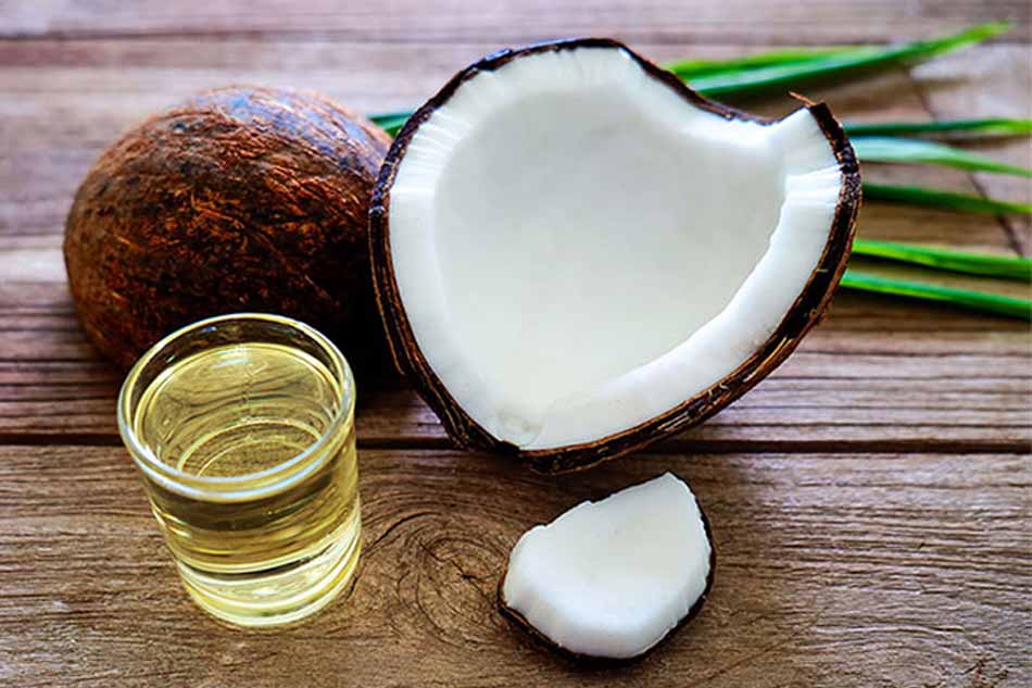 Chữa nứt kẽ hậu môn với dầu dừa