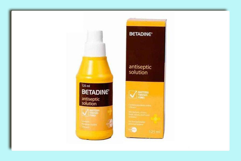 Giữ vệ sinh vùng mổ trĩ bằng Betadine 10%