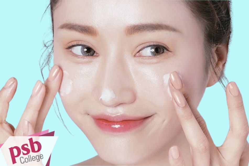 Khóa ẩm sau khi đắp mặt na để lưu giữ dưỡng chất tốt cho da.